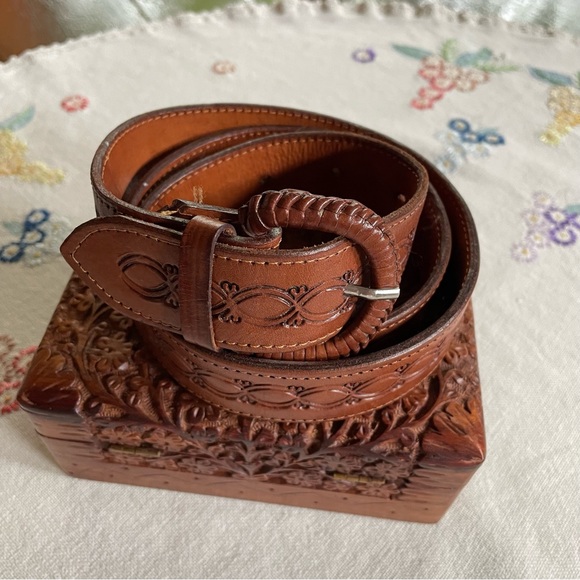 Vintage Accessories - Vintage Hand Tooled Western Brown Leather Belt. Unisex 43" Excluding Buckle